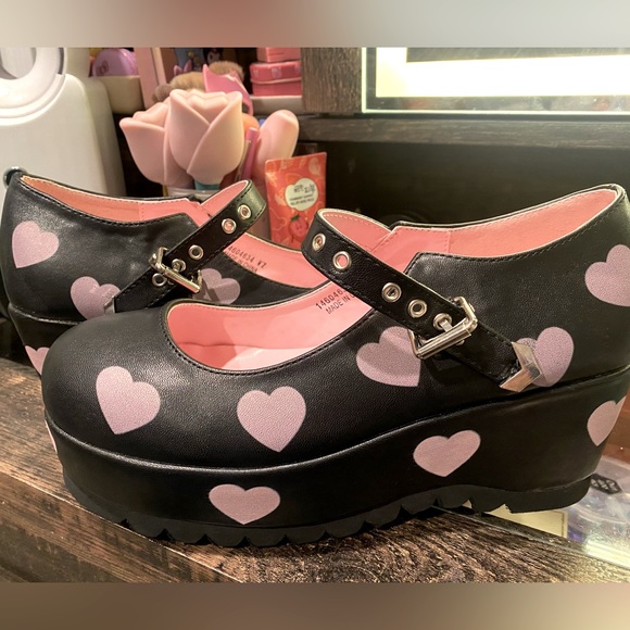 Hot Topic Shoes - NEW HOT TOPIC Valentine Heart Mary Jane Buckle Platforms, Size W7